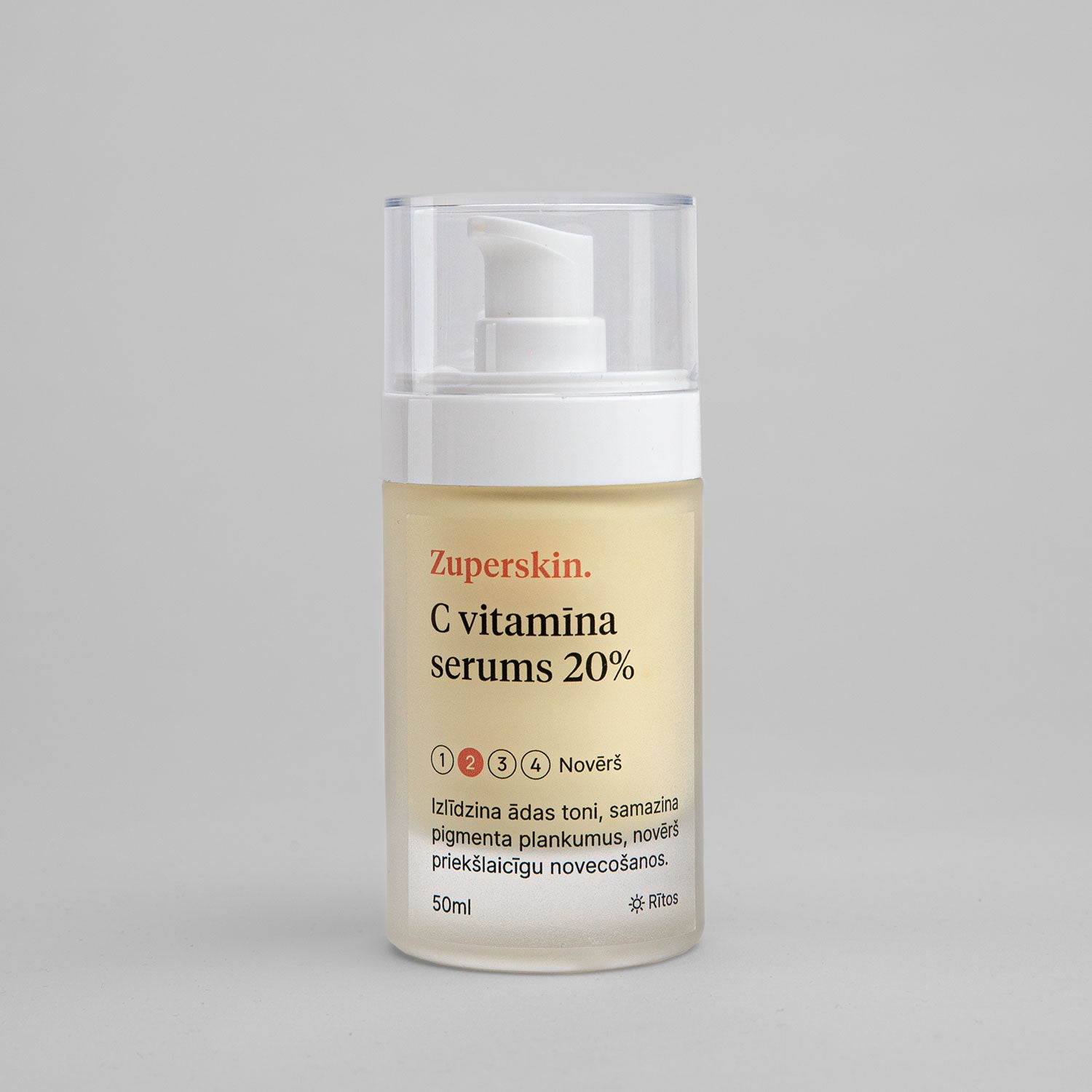 Zuperskin C vitamīna serums uz pelēka fona